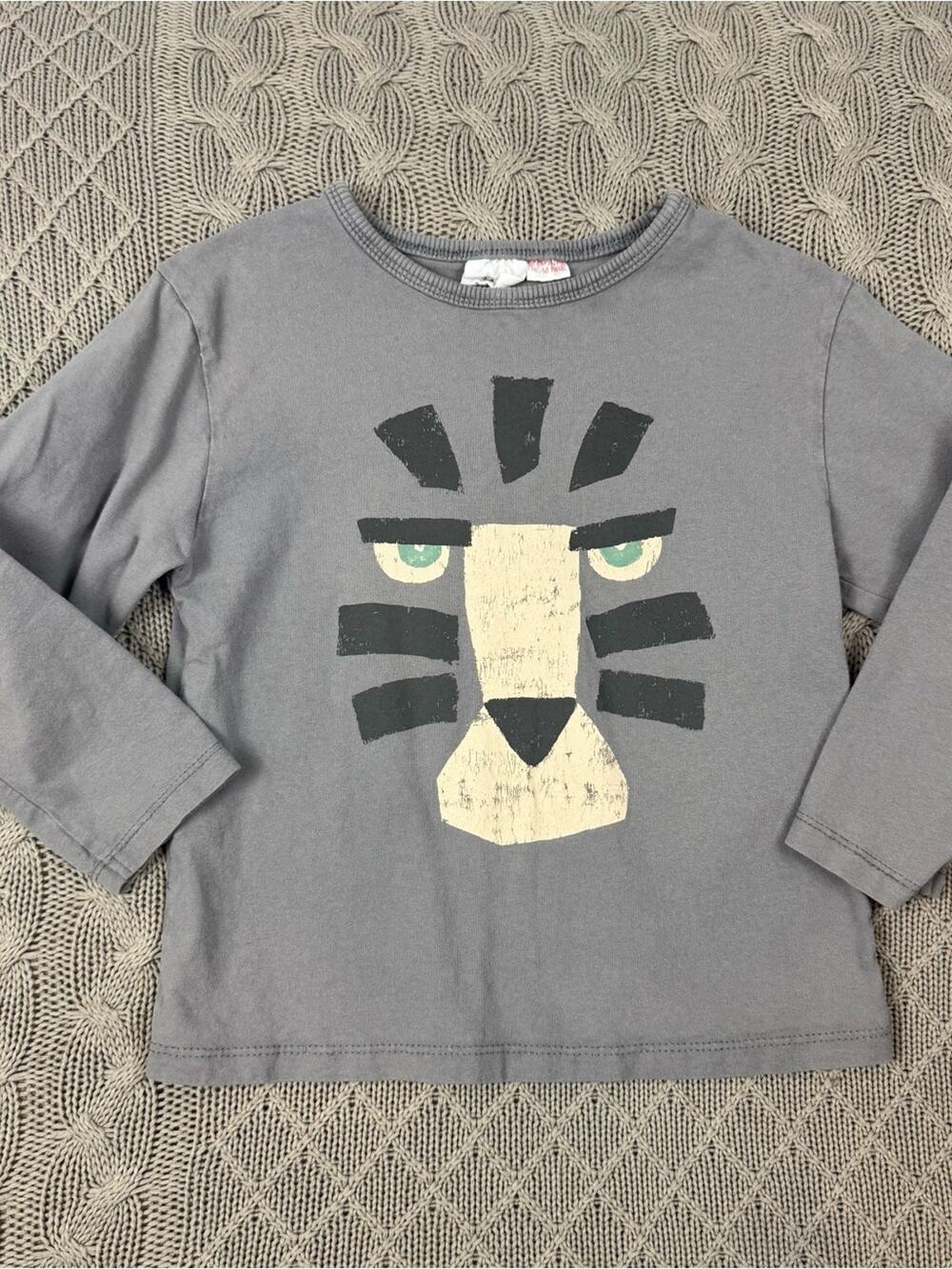 Zara Kids Grey Long-Sleeve Tee with Lion Graphic ~ 3/4